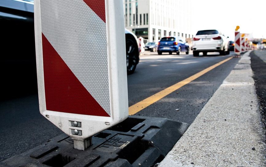 Verfahrene Lebenszeit: Bauleute verbringen oft mehrere Stunden täglich im Auto, um zur Arbeit zu kommen - meist unbezahlt. Jetzt will die IG BAU eine Entschädigung der Wegezeiten durchsetzen.  Foto: IG Bau