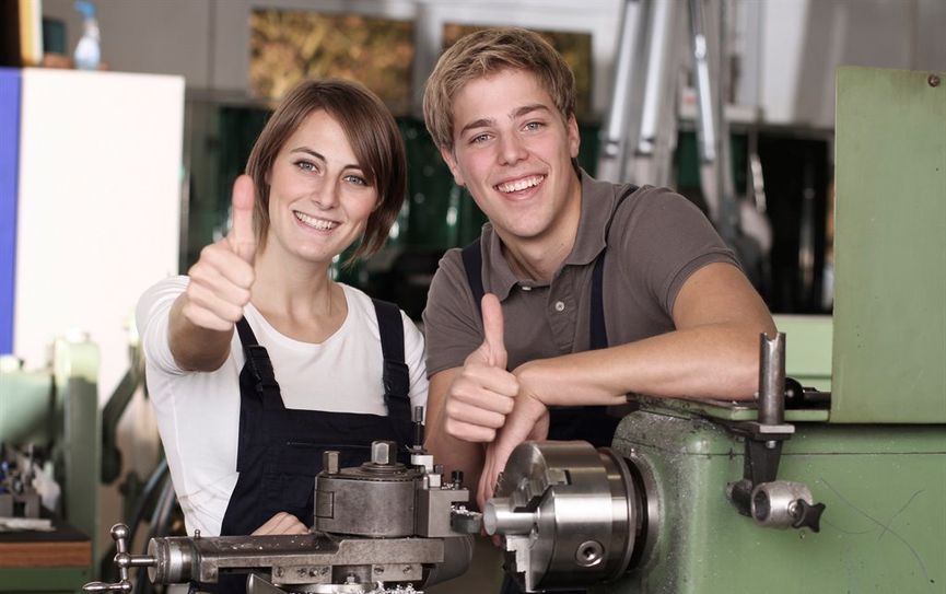 Für Fortbildungen im Handwerk gibt es ab August durch die Reform des Aufstiegs-BAföGs mehr Geld. 
 Foto: fotolia.com - ehrenberg-bilder)
