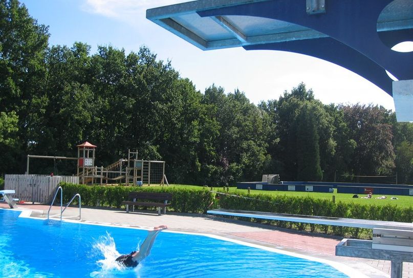 Ein Sprung ins kühle Nass ist leider zurzeit im Bremervörder Freibad nicht möglich.  Foto: Archiv
