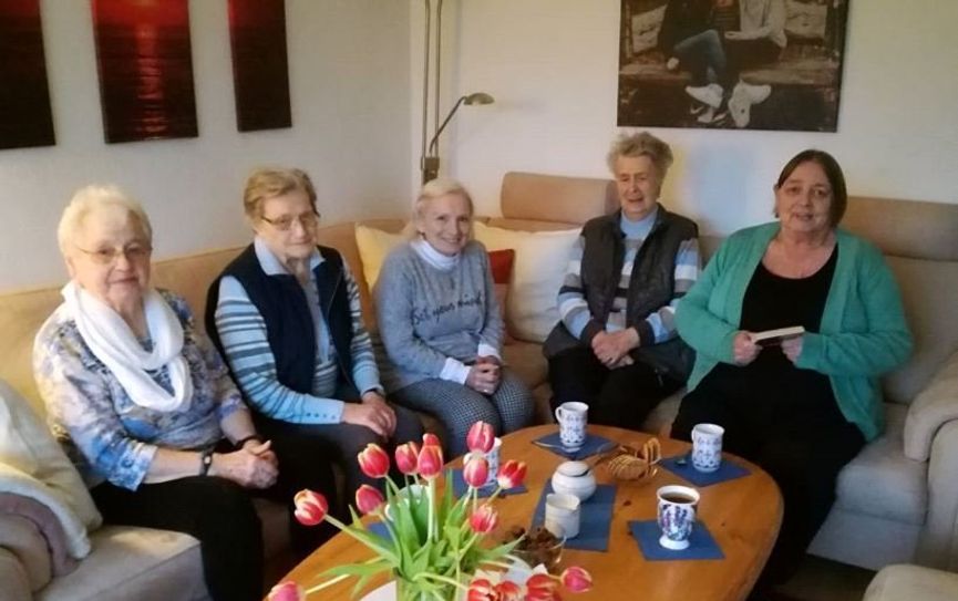 Das Foto wurde „vor Corona“ aufgenommen. Es zeigt Christiane Freimann (1.v.r.) mit vier Damen, denen sie regelmäßig vorliest.  Foto: eb