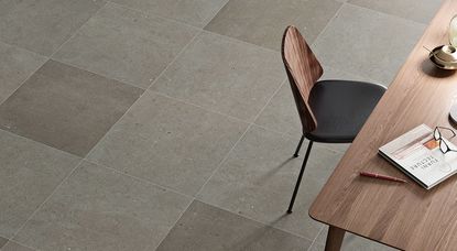 Perfekte Kombi für eine wohngesunde Einrichtung: schadstoffarme Möbel aus Holz und Bodenfliesen aus Feinsteinzeug. Foto: djd/Deutsche-Fliese.de/Nordceram