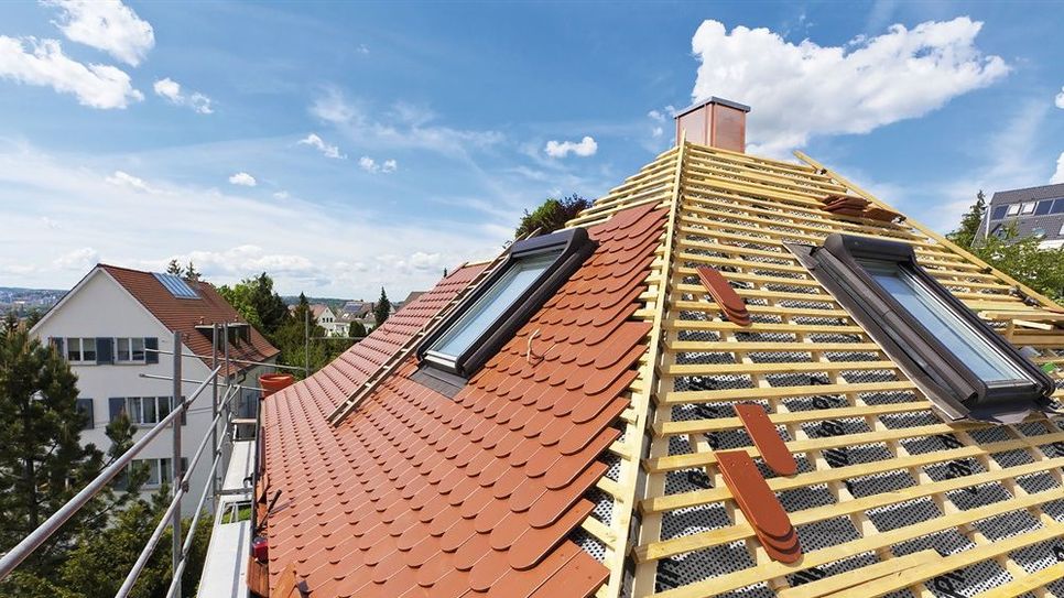 Eine Sanierung und Dämmung alter Dächer lohnt sich gleich mehrfach - für die Umwelt ebenso wie für die eigene Haushaltskasse. Foto: djd/Paul Bauder/Getty Images/Brand X