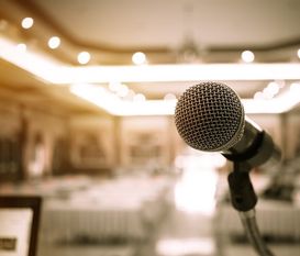 Kleinere Veranstaltungen mit bis zu 250 Teilnehmer*innen sind ab dem 22. Juni in Niedersachsen wieder möglich - aber nur mit Abstand und Maske. Foto: AdobeStock