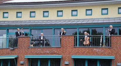 Das erste Balkonkonzert am Hamme Forum soll am 4. Juli mit dem Bremer Kaffeehaus-Orchester stattfinden.  Foto: eb