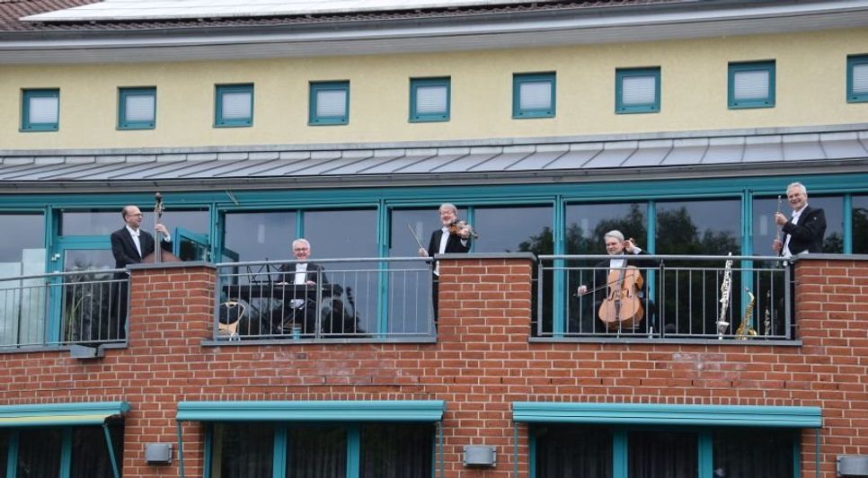 Das erste Balkonkonzert am Hamme Forum soll am 4. Juli mit dem Bremer Kaffeehaus-Orchester stattfinden.  Foto: eb