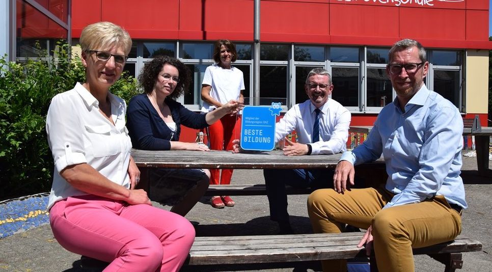 Schildübergabe an der Beethovenschule. Von links; Susanne Fedderwitz, Tina Haumersen, Bettina Preißner, Landrat Bernd Lütjen und Dr. Markus Stöckl. Foto: eb