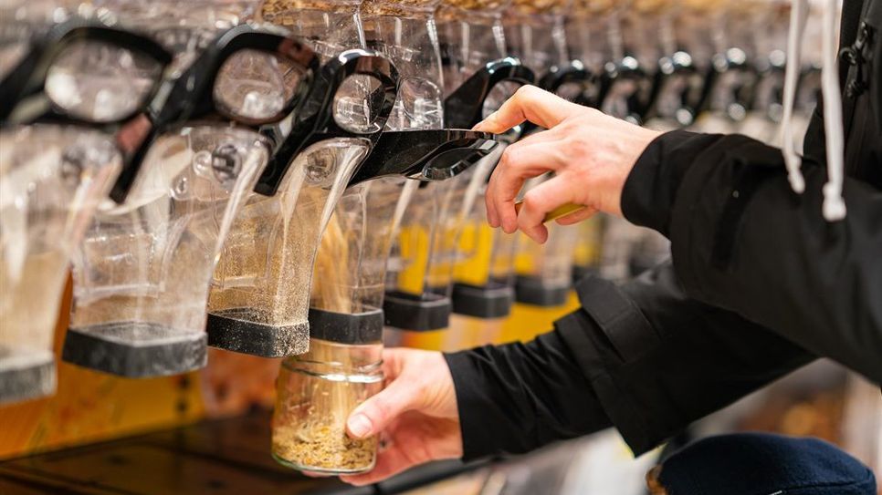 Im famila-Markt in Bremervörde gibt es jetzt eine Unverpackt-Station: Diese bietet Kund*innen eine umweltfreundliche Alternative zum üblichen vorverpackten Produkt.  Foto: eb