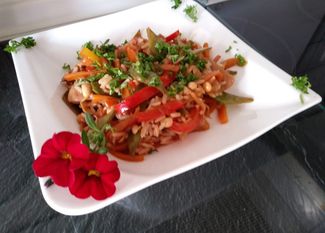 Ein leichtes Essen, was nicht so viel Arbeit macht: Hähnchen-Gemüse-Wok. Foto: eb