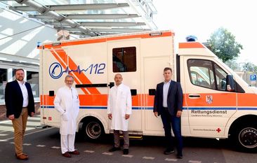 Auf dem Bild v.l.n.r.: Geschäftsführer Rainer Röhrs, Prof. Dr. Stinner, Chefarzt Dr. Stoica und Geschäftsführer Siegfried Ristau. Foto: eb