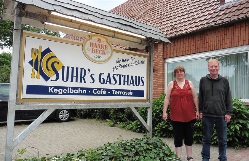 Christiane und Ludwig Suhr freuen sich, ihren Gasthof in Wellen nach einer langen Pause wieder öffnen zu können. Neuerdings bieten die beiden auch eine Ferienwohnung an.  Foto: mf