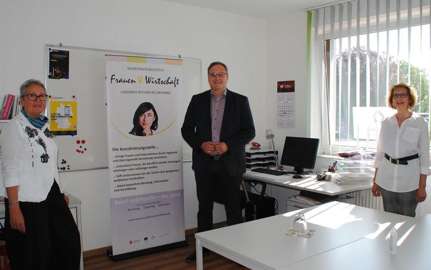 Thea Ohle (links) und Johanna Meeske geben Marco Prietz einen informativen Einblick in die Arbeit der Ko-Stelle Frauen &amp; Wirtschaft.  Foto: eb
