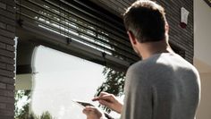 Alarmsysteme am Fenster kann man so programmieren, dass die Rollläden bei einem Einbruchsversuch sofort automatisch herunterfahren. Foto: djd/REHAU AG + Co