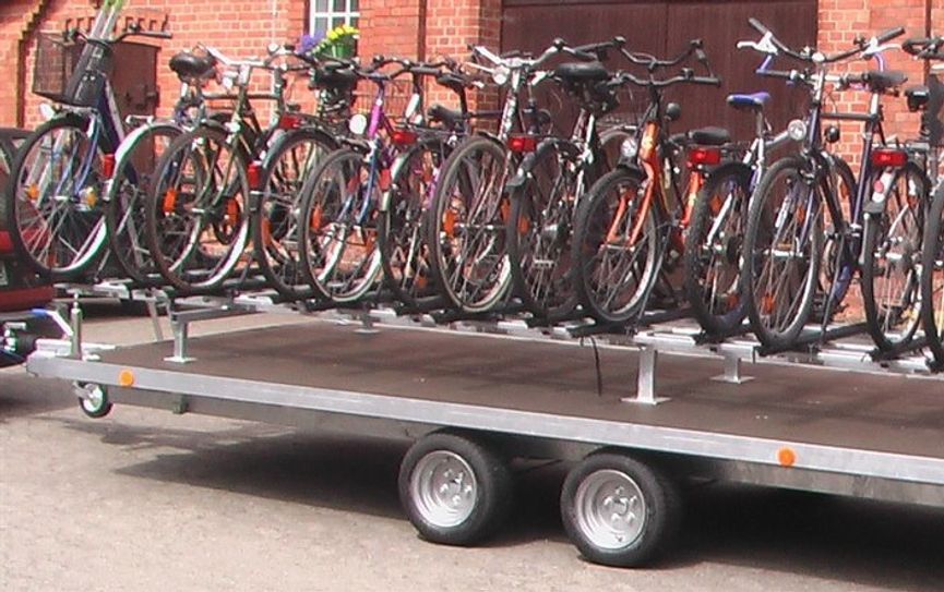 Mit dem Fahrradanhänger werden die Fahrräder zum Startort gebracht.  Foto: eb