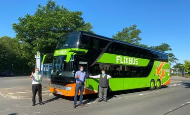 Oliver Grundmann (Mitte) mit Flixbus-Fahrer Waldemar Pfaffenrot (links) und Fahrgastbetreuer Nick Groß an der Haltestelle in Bremervörde. Foto: eb
