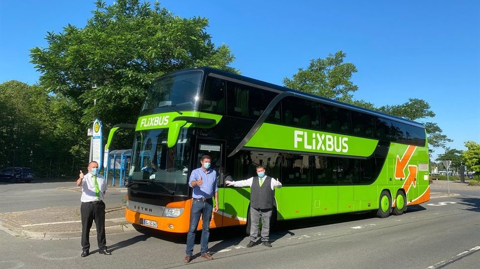 Oliver Grundmann (Mitte) mit Flixbus-Fahrer Waldemar Pfaffenrot (links) und Fahrgastbetreuer Nick Groß an der Haltestelle in Bremervörde.  Foto: eb