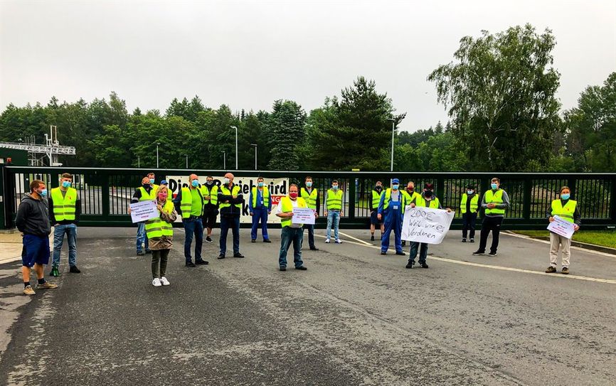 Wer in der Lebensmittelindustrie arbeitet, soll mehr Anerkennung für seinen Job bekommen. Das fordert die Gewerkschaft NGG. Das Foto zeigt Streikende bei der Firma Emsland Stärke in Wietzendorf (Heidekreis).  Foto: NGG