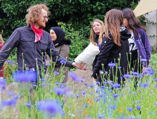 Seit vergangener Woche bekommt die Biologische Station auf der neuen Blühfläche am Scharmbecker Bach wieder Unterstützung aus dem Lernhaus: Schüler*innen der sechsten Klasse werden die Fläche, die vom aktuellen Abschlussjahrgang im Projekt „OHZ wird bunt“ geplant und mit angelegt wurde, weiter mitgestalten. Foto: jm