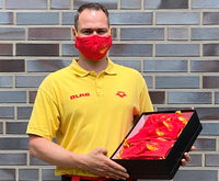 Farblich einwandfrei: Die Lieferung der Masken für die DLRG. Foto: eb