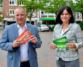 Detlev Fischer und Bärbel Hensel freuen sich über die neuen Einkaufsgutscheine. Foto: rgp