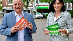 Detlev Fischer und Bärbel Hensel freuen sich über die neuen Einkaufsgutscheine.  Foto: rgp