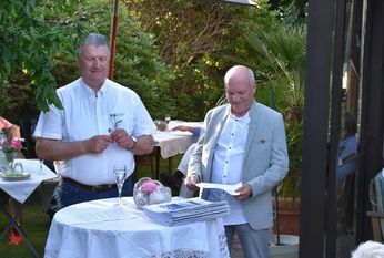 Werner Reuter (links) und Thomas Hinkelmann bei der Ämterübergabe. Foto: eb