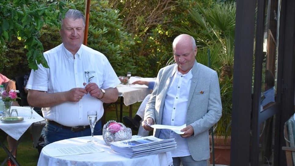 Werner Reuter (links) und Thomas Hinkelmann bei der Ämterübergabe.  Foto: eb