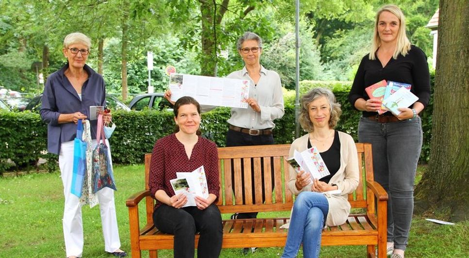 Der Sommer in Murkens Hof findet statt: Das Programm wurde von der VHS-Leiterin Martina Michelsen (rechts auf der Bank), ihrer Stellvertreterin Veronika Völker (links auf der Bank), der Bibliotheksleiterin Martina Sackmann (rechts), Gisela Brünker (hinten Mitte) und von der VHS-Dozentin Annette Umlauft zusammengestellt.  Foto: mr