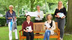 Der Sommer in Murkens Hof findet statt: Das Programm wurde von der VHS-Leiterin Martina Michelsen (rechts auf der Bank), ihrer Stellvertreterin Veronika Völker (links auf der Bank), der Bibliotheksleiterin Martina Sackmann (rechts), Gisela Brünker (hinten Mitte) und von der VHS-Dozentin Annette Umlauft zusammengestellt.  Foto: mr