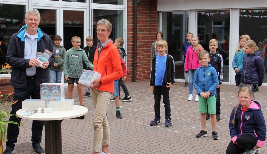 Es ist eine Kooperation, die seit über 15 Jahren Bestand hat: Schulleiter Helmut Winkelmann und die Kinder des vierten Jahrganges der Grundschule Selsingen freuten sich über die Buchspende, die Sabine Wülpern vom Spielparadieses Wülpern  im Gepäck hatte.  Foto: ue