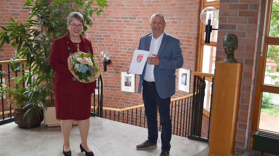 Anke Triebel nimmt die Glückwünsche zu ihrem Dienstjubiläum von Bürgermeister Detlev Fischer entgegen.  Foto: eb