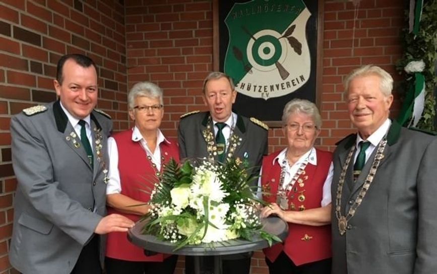 V.l.: Erster Vorsitzender Nils Grotjohann, Königin Hannelore Grotjohann, König Otto Grotjohann, Vize-Königin Else Stelljes, Vize-König Heinrich Thiele.  Foto: eb