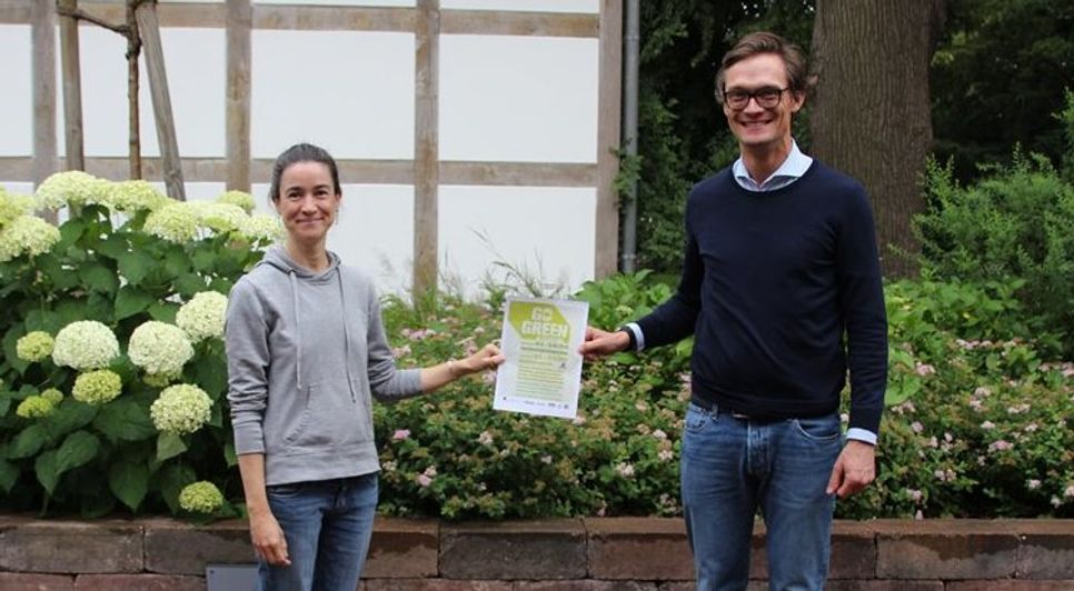 Regine Moll und Bürgermeister Kristian Tangermann freuen sich auf viele teilnehmende Vereine, Organisationen und Bürger*innen bei den Nachhaltigkeitswochen.  Foto: eb