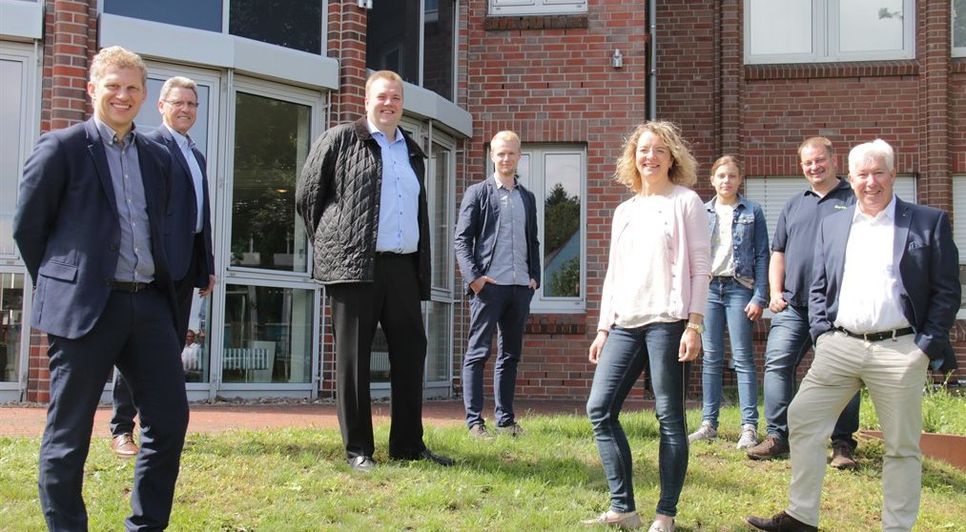 Vertreter*innen der sechs Vereine und Institutionen, die von den Stadtwerken gefördert werden, bekamen vergangene Woche in Osterholz-Scharmbeck ihre Schecks überreicht.  Foto: jm
