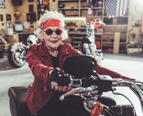 Nicht alle Omas stricken und backen: Die Altersgruppe der Senior*innen ist so vielfältig wie jede andere Generation.