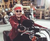 Nicht alle Omas stricken und backen: Die Altersgruppe der Senior*innen ist so vielfältig wie jede andere Generation.