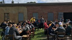 Gemeinsam arbeiten und was schaffen. Neue Leute kennenlernen. Altbekannte und Freunde wiedertreffen - beim Sommerprogramm der Gedenkstätte Lager Sandbostel. Foto: eb