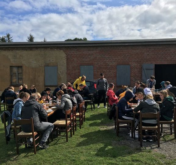 Gemeinsam arbeiten und was schaffen. Neue Leute kennenlernen. Altbekannte und Freunde wiedertreffen - beim Sommerprogramm der Gedenkstätte Lager Sandbostel. Foto: eb