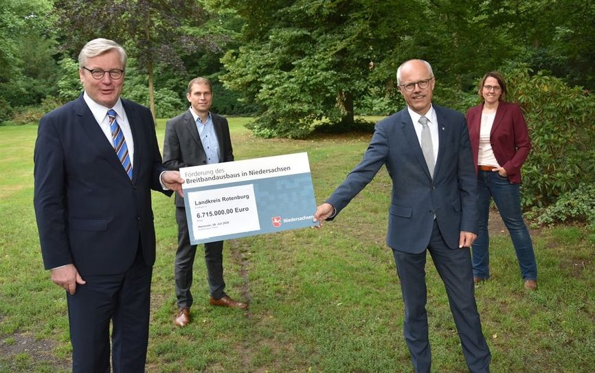 V.l.: Minister Althusmann, Landtagsabgeordneter Eike Holsten, Landrat Luttmann und Tanja Steinecke, die beim Landkreis Ansprechpartnerin für den Breitbandausbau ist, bei der Übergabe des Förderbescheids.  Foto: eb