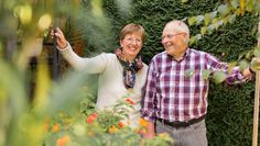 Eine Immobilien-Rente sichert den Verbleib in der vertrauten Umgebung und sorgt zugleich für regelmäßige monatliche Einnahmen - bis zum Lebensende.
 Foto: djd/Deutsche Leibrenten/Sonja Brüggemann
