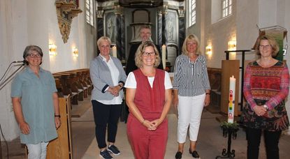 Szene beim Einsegnungsgottesdienst (von links): Sylvia Best, Mareike Kalmer, Pastor Enno Kückens, Heinke Schmidt und Bettina Szlagowski, vorne Bianca Gehlken. Foto: Roland Hofer