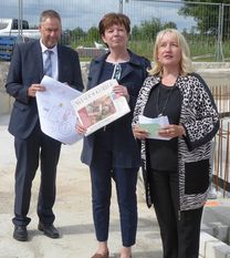 Susanne Geils, Marion Schorfmann und Arno Seebeck (v.re.) präsentieren den Inhalt der Dokumentenhülse, die im Fundament des Faulturms einbetoniert wurde.  Foto: hc