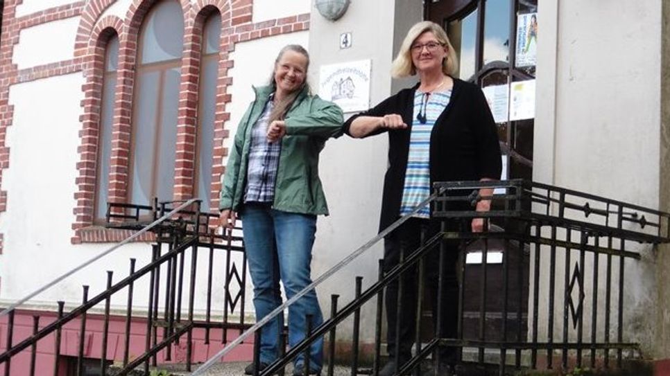 Hannah Flemming (links) und Doris Gransee stehen auf den Stufen des Alten Rathauses, in welchem bald zahlreiche Angebote des Sommerferienprogramms stattfinden werden.  Foto: mf