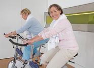 Radfahren ist immer gesund - auch indoor. Auf dem Ergometer lässt sich die Belastung besonders gut kontrollieren
 Foto: djd/Hermes Arzneimittel/www.imagesource.com