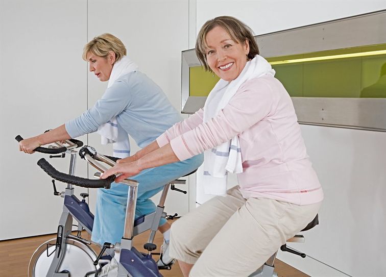 Radfahren ist immer gesund - auch indoor. Auf dem Ergometer lässt sich die Belastung besonders gut kontrollieren
 Foto: djd/Hermes Arzneimittel/www.imagesource.com