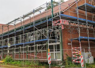 Noch herrscht rege Bautätigkeit. Bis zum Jahresende soll die Rundumerneuerung der Beverstedter Feldhofhalle fertig sein.  Foto: khe
