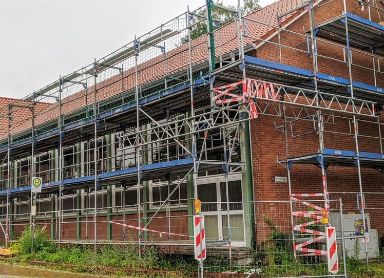 Noch herrscht rege Bautätigkeit. Bis zum Jahresende soll die Rundumerneuerung der Beverstedter Feldhofhalle fertig sein.  Foto: khe