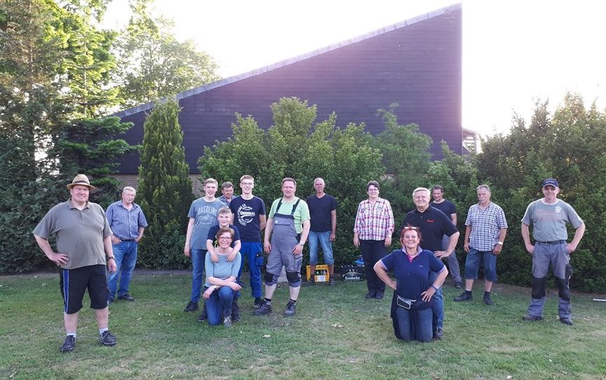 Freiwillige Helfer*innen haben den Friedhof in Elm auf Vordermann gebracht.  Foto: eb