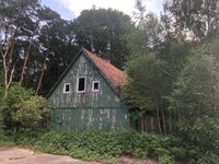 Dieser Holzbau beim Torfwerk diente bis in die 1990er Jahre als Wohnung für Vertriebene, Flüchtlinge und Mitarbeiter. Foto: Jörn Freyenhagen)