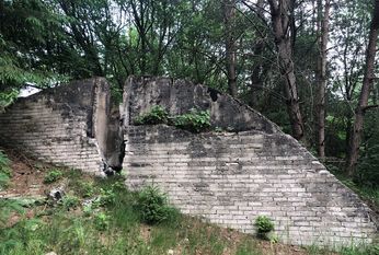 Eines der letzten Relikte aus der Bunkerzeit in Heinschenwalde ist diese Mauer mitten im Wald.  Foto: Jörn Freyenhagen