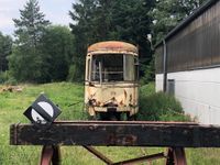 Gehört auch zu den "Lost Places" im früheren Sperrzeugamt: Alter Straßenbahnwaggon aus Bremerhaven. Foto: Jörn Freyenhagen